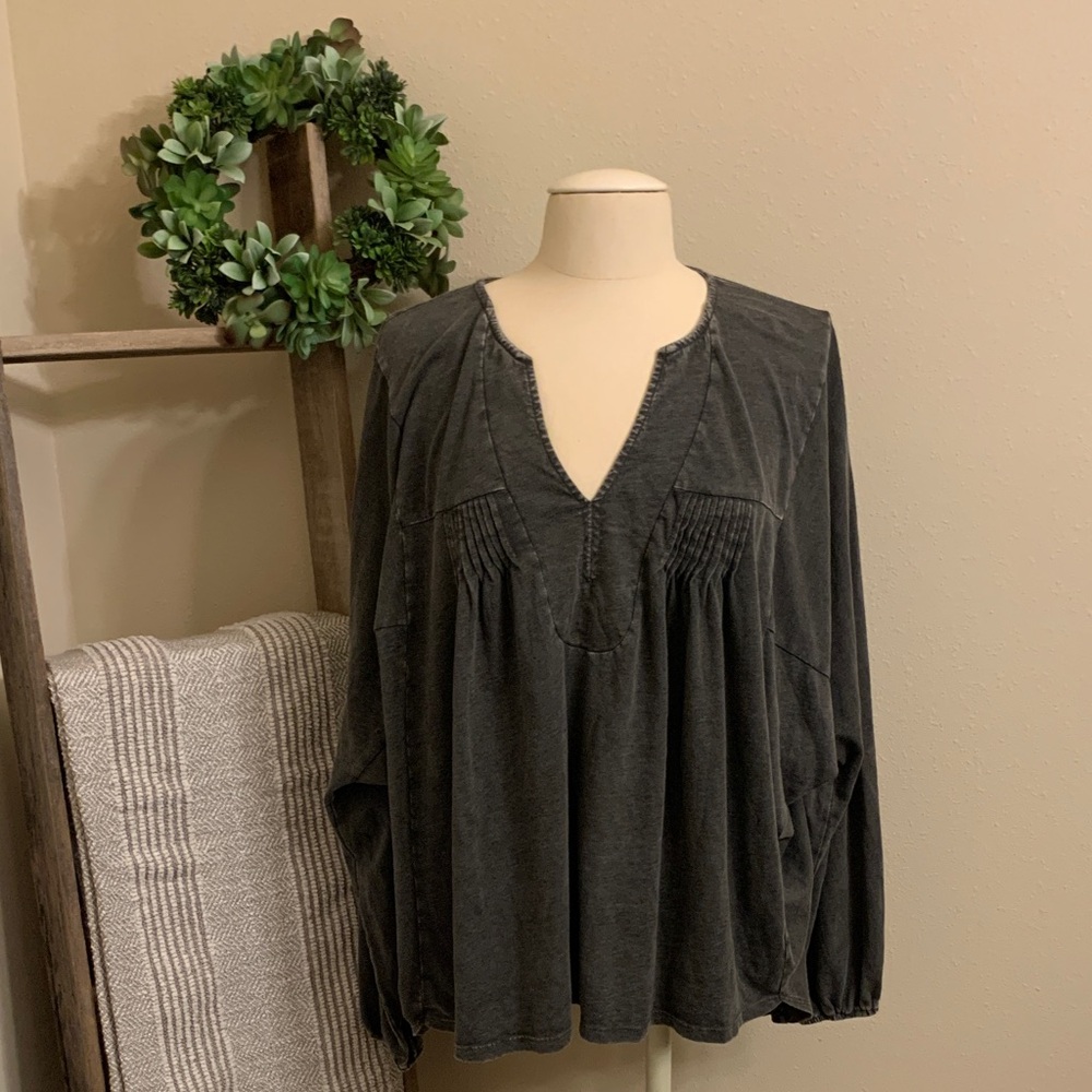 ✨NWT Easel oversized hi-lo top